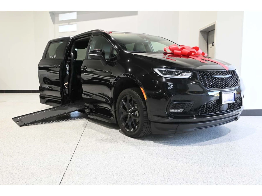 2023 Chrysler - Image 2 of 12