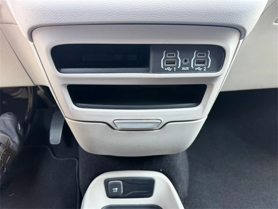 2023 Chrysler Town & Country - Image 24 of 31