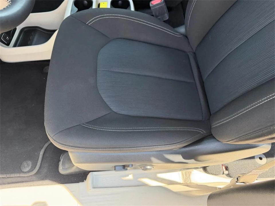 2023 Chrysler Town & Country - Image 16 of 31