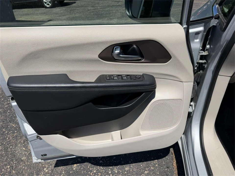 2023 Chrysler Town & Country - Image 14 of 31