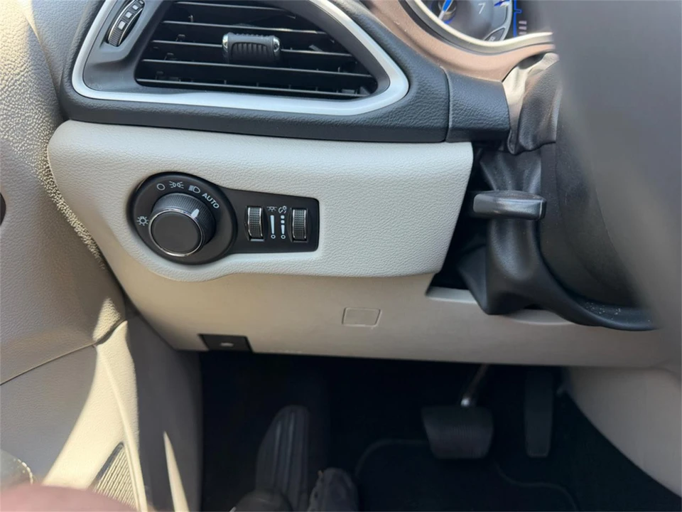 2023 Chrysler Town & Country - Image 18 of 31