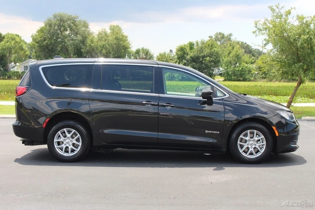 2023 Chrysler - Image 16 of 21
