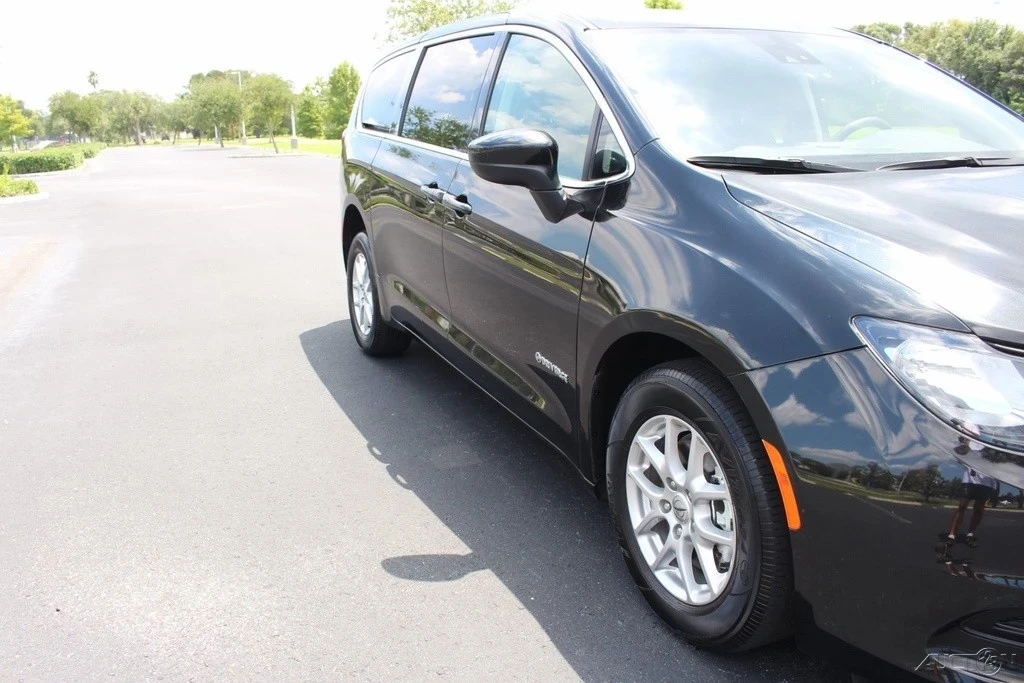 2023 Chrysler - Image 17 of 21