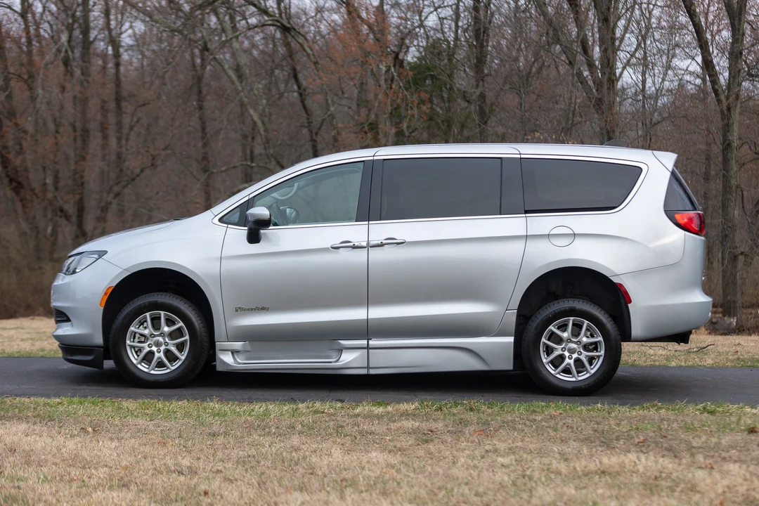 2023 Chrysler - Image 11 of 31