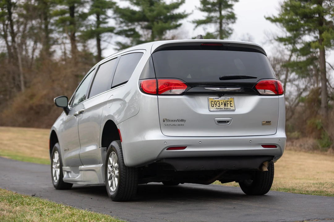 2023 Chrysler - Image 17 of 31