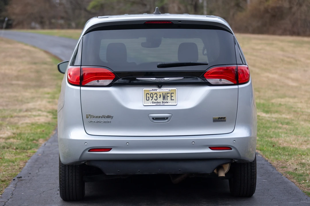 2023 Chrysler - Image 18 of 31