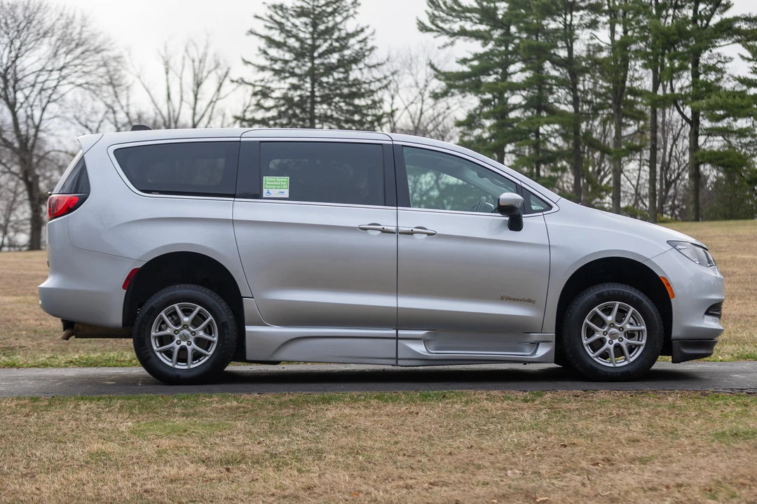 2023 Chrysler - Image 24 of 31