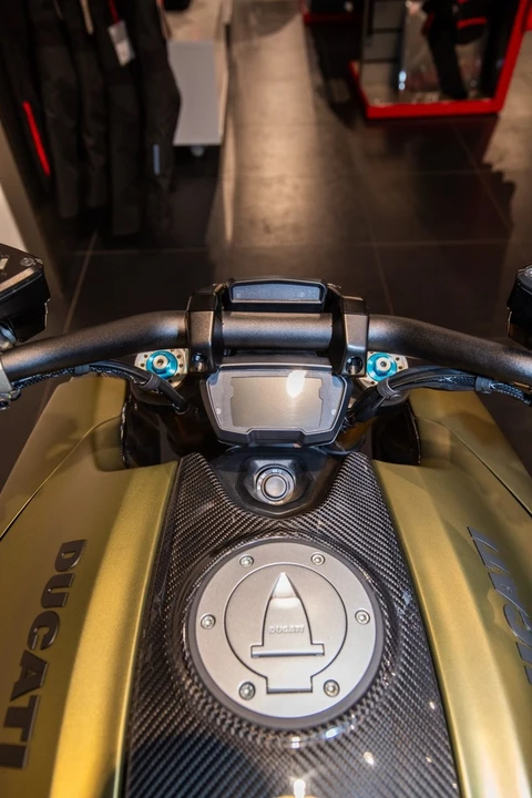 2023 Ducati Diavel - Image 13 of 30