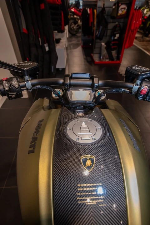 2023 Ducati Diavel - Image 14 of 30