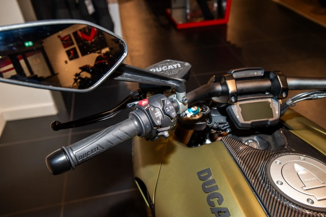 2023 Ducati Diavel - Image 15 of 30