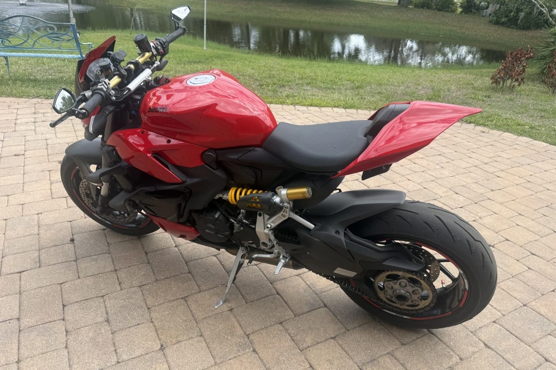 2023 Ducati Streetfighter - Image 2 of 7