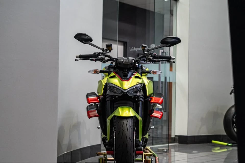 2023 Ducati Streetfighter - Image 11 of 15