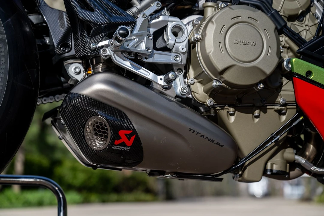 2023 Ducati Streetfighter - Image 9 of 11