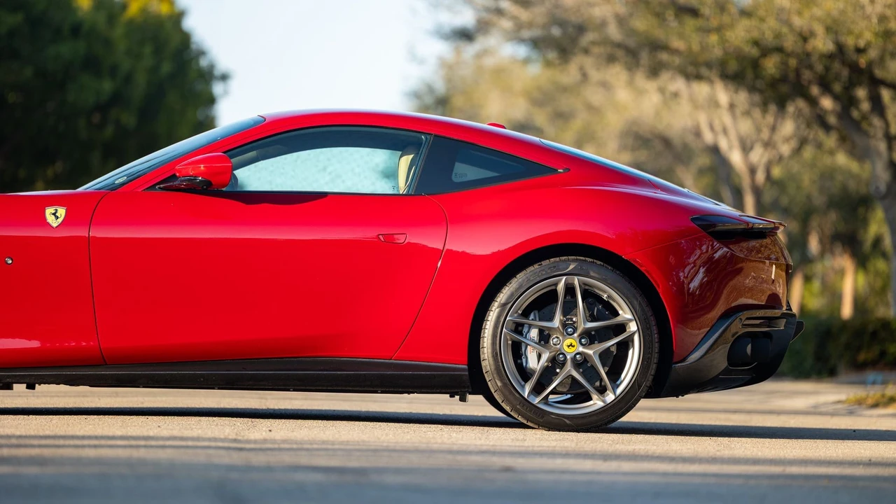 2023 Ferrari Roma - Image 14 of 31