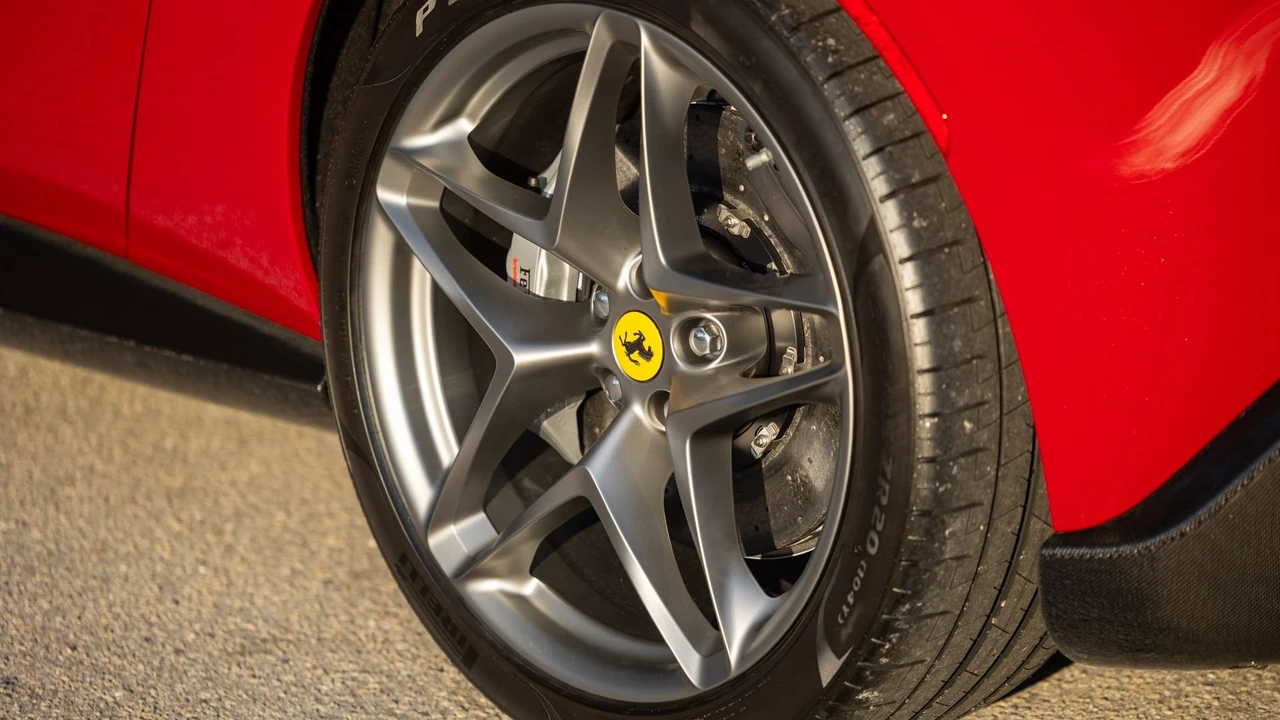 2023 Ferrari Roma - Image 27 of 31