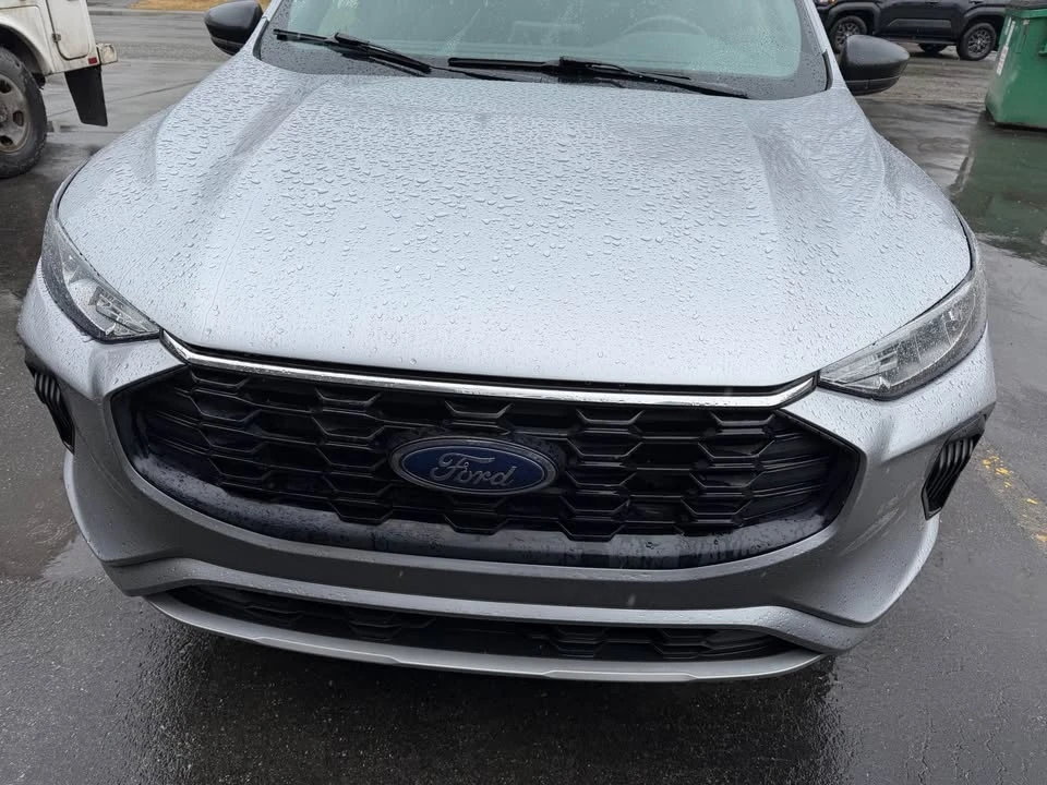 2023 Ford Escape - Image 2 of 17