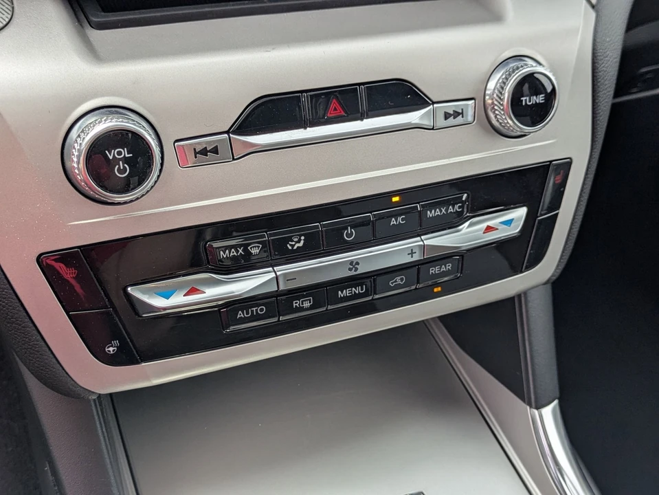 2023 Ford Explorer 6th Gen - Image 24 of 31