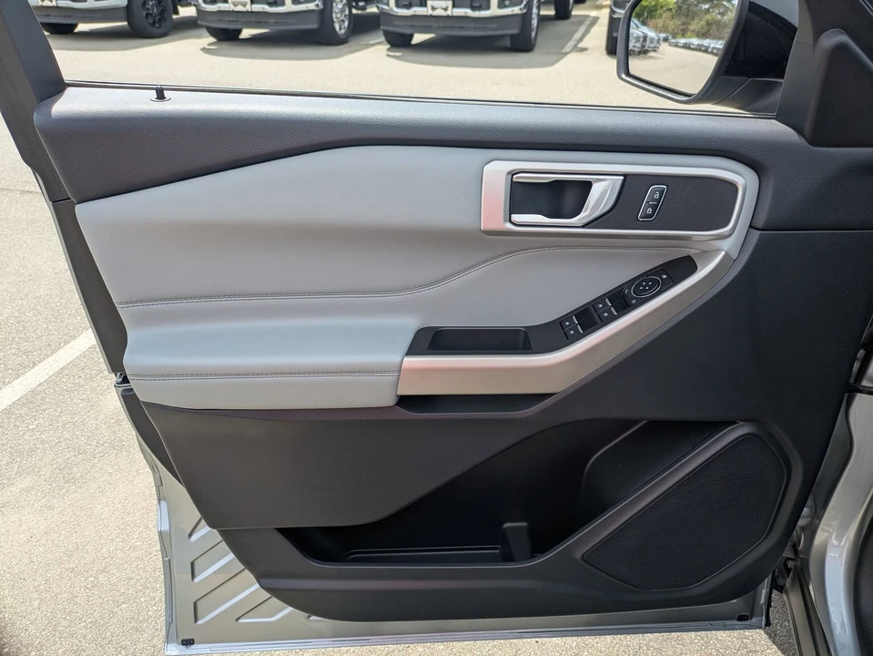 2023 Ford Explorer 6th Gen - Image 15 of 31