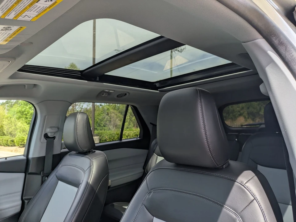 2023 Ford Explorer 6th Gen - Image 28 of 31