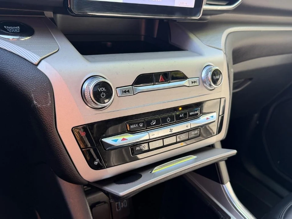 2023 Ford Explorer 6th Gen - Image 15 of 21