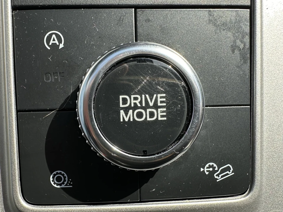 2023 Ford Explorer 6th Gen - Image 28 of 31
