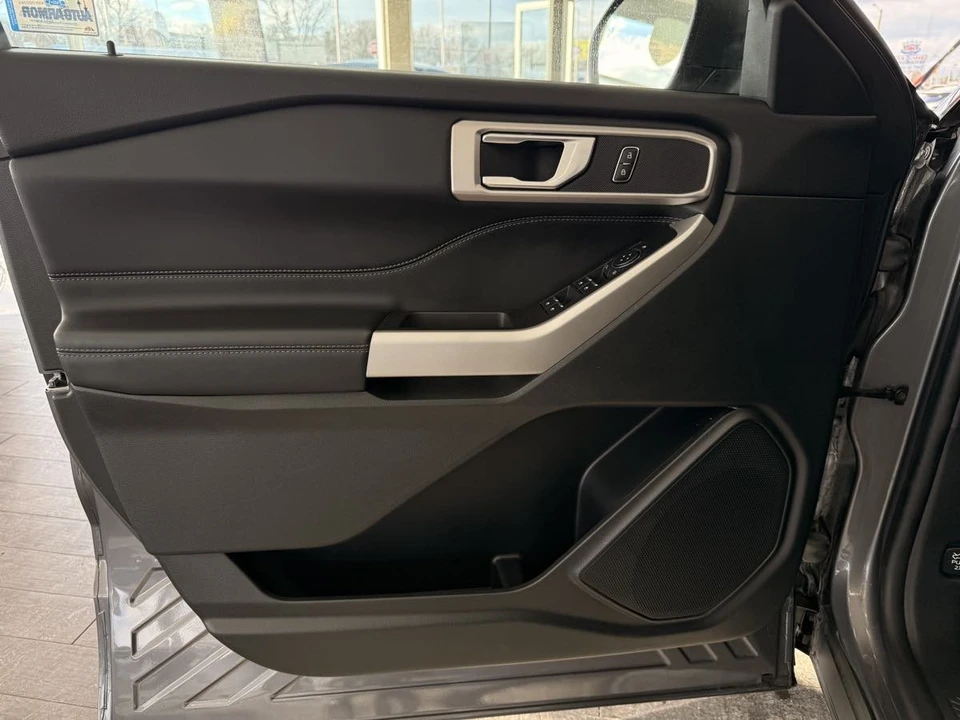 2023 Ford Explorer 6th Gen - Image 25 of 31