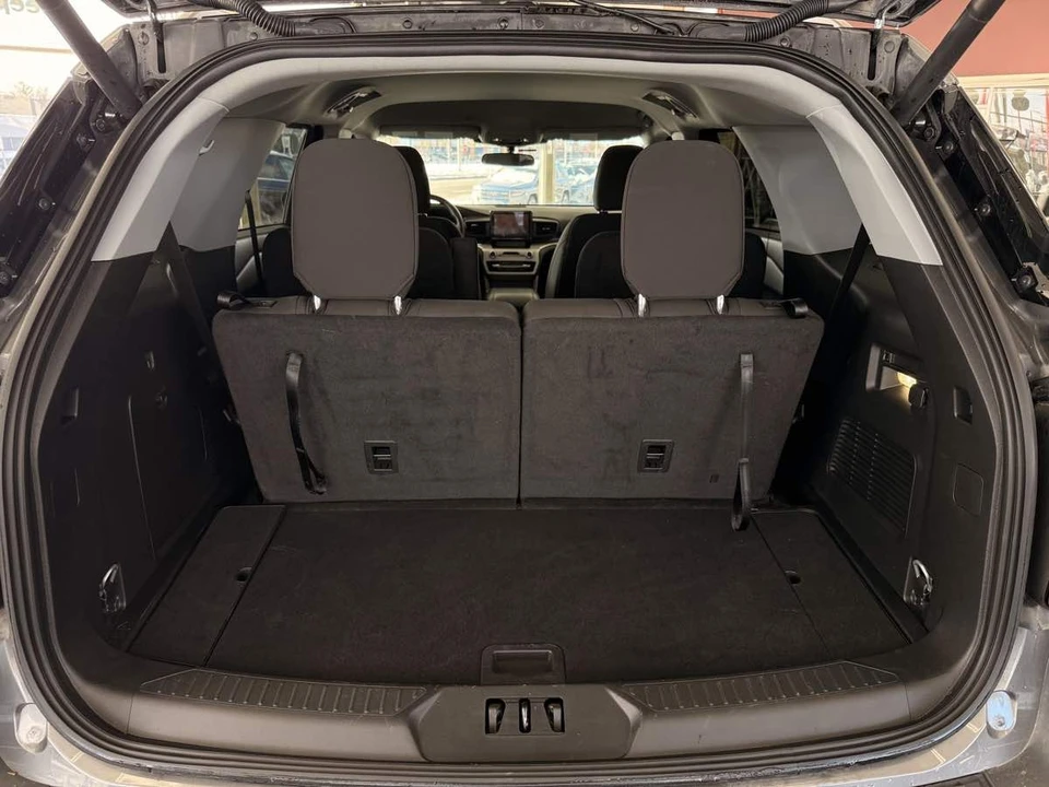 2023 Ford Explorer 6th Gen - Image 23 of 31