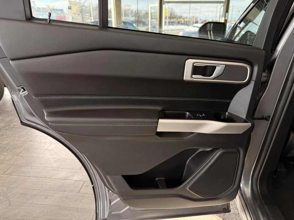 2023 Ford Explorer 6th Gen - Image 28 of 31