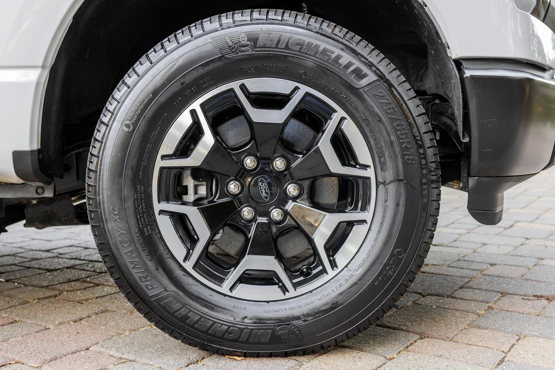 2023 Ford F-150 Lightning 14th Gen - Image 25 of 31