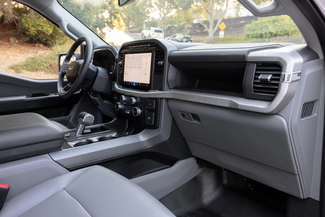 2023 Ford F-150 Lightning 14th Gen - Image 27 of 31