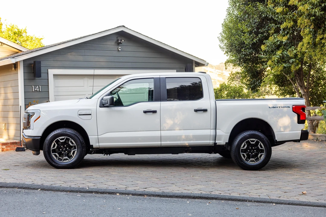 2023 Ford F-150 Lightning 14th Gen - Image 7 of 31