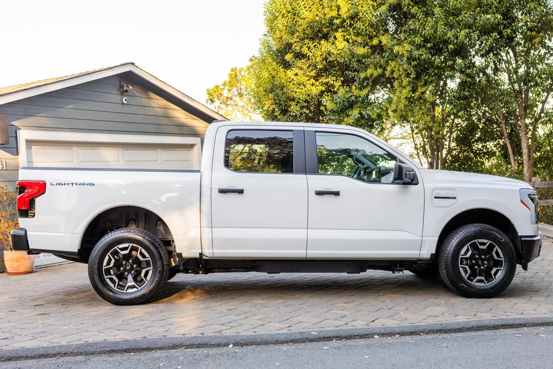 2023 Ford F-150 Lightning 14th Gen - Image 3 of 31