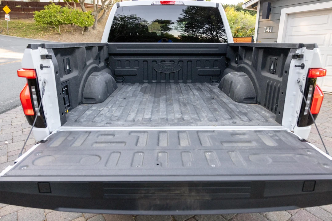 2023 Ford F-150 Lightning 14th Gen - Image 15 of 31