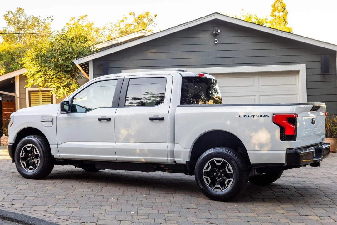 2023 Ford F-150 Lightning 14th Gen - Image 4 of 31