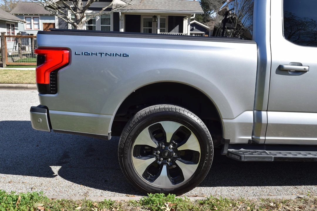 2023 Ford F-150 Lightning 14th Gen - Image 27 of 31