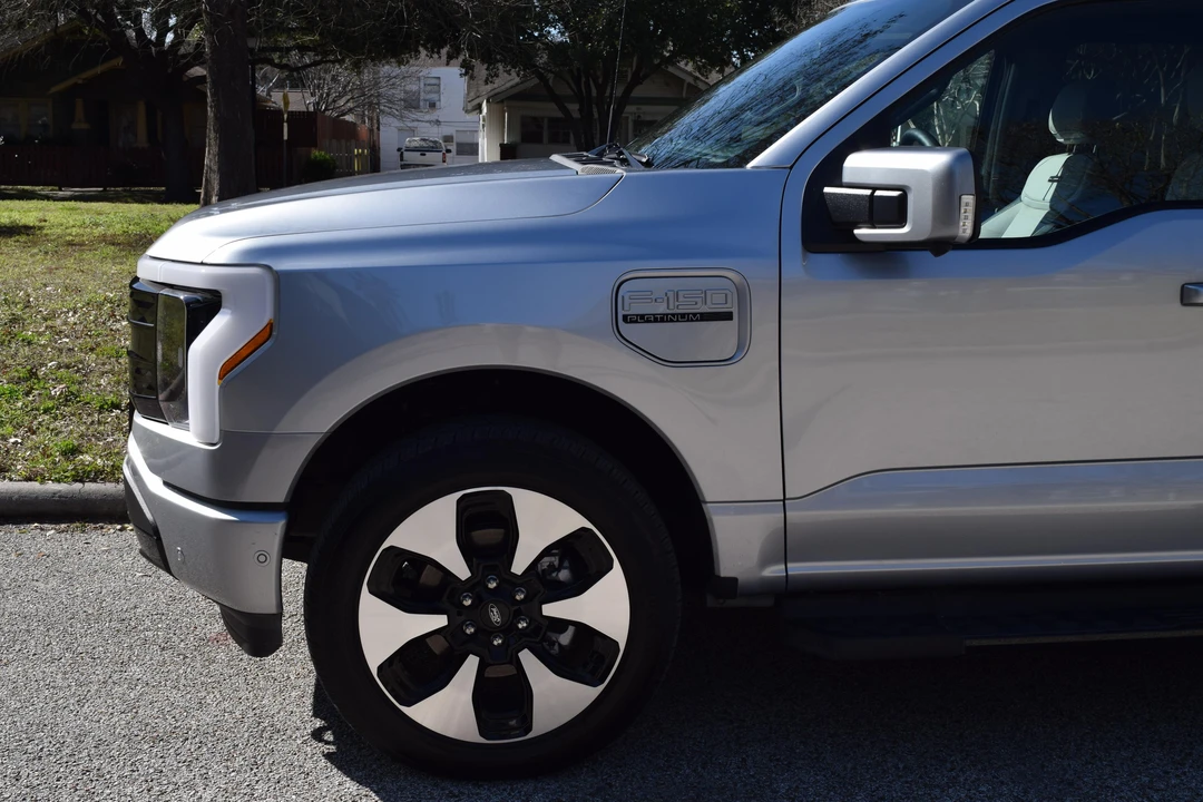 2023 Ford F-150 Lightning 14th Gen - Image 12 of 31