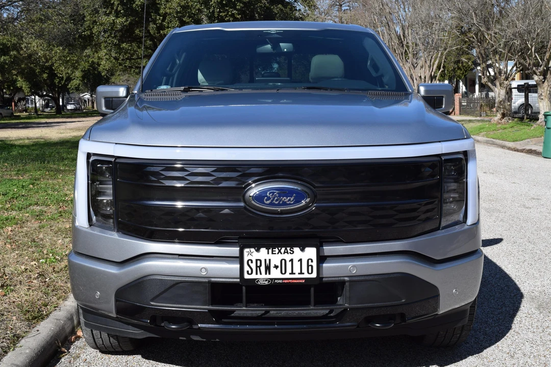 2023 Ford F-150 Lightning 14th Gen - Image 2 of 31