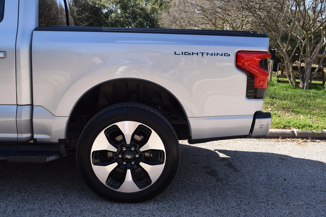 2023 Ford F-150 Lightning 14th Gen - Image 15 of 31