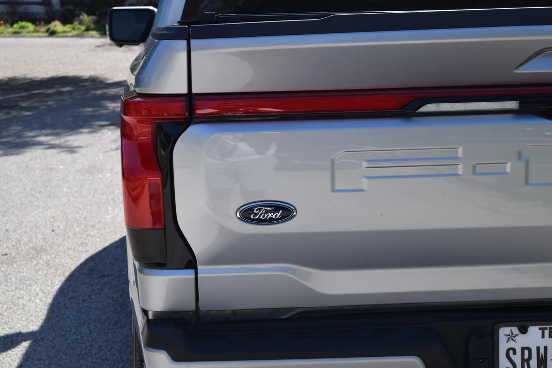 2023 Ford F-150 Lightning 14th Gen - Image 18 of 31