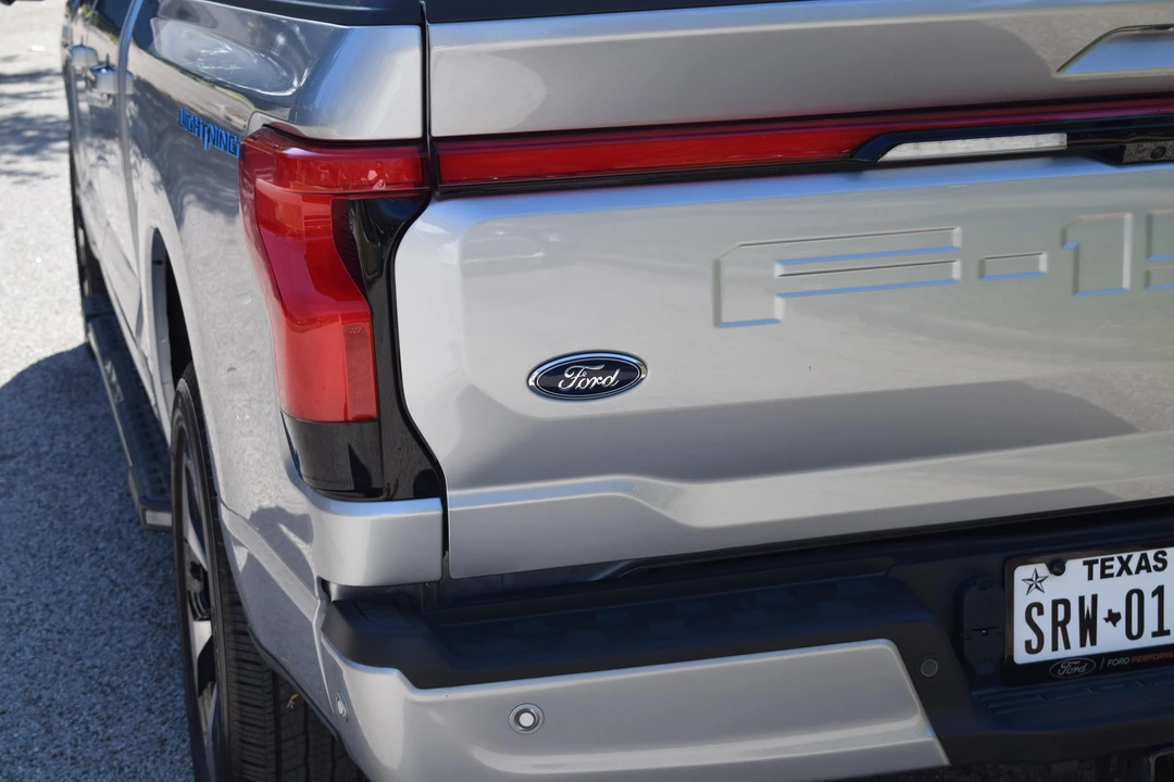 2023 Ford F-150 Lightning 14th Gen - Image 17 of 31