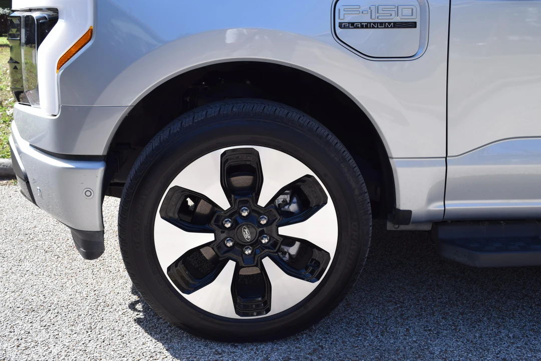 2023 Ford F-150 Lightning 14th Gen - Image 30 of 31