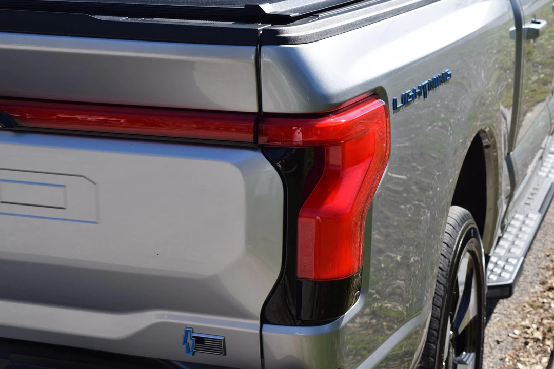 2023 Ford F-150 Lightning 14th Gen - Image 24 of 31