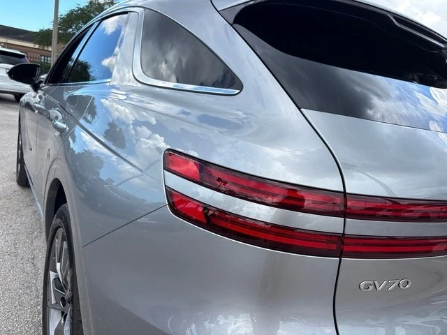 2023 Genesis GV70 - Image 17 of 21