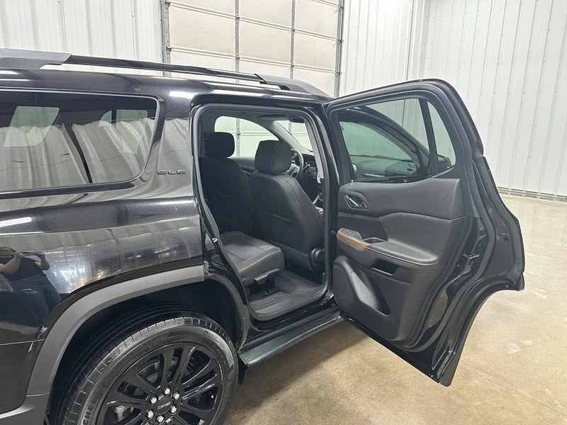 2023 GMC Acadia - Image 17 of 21