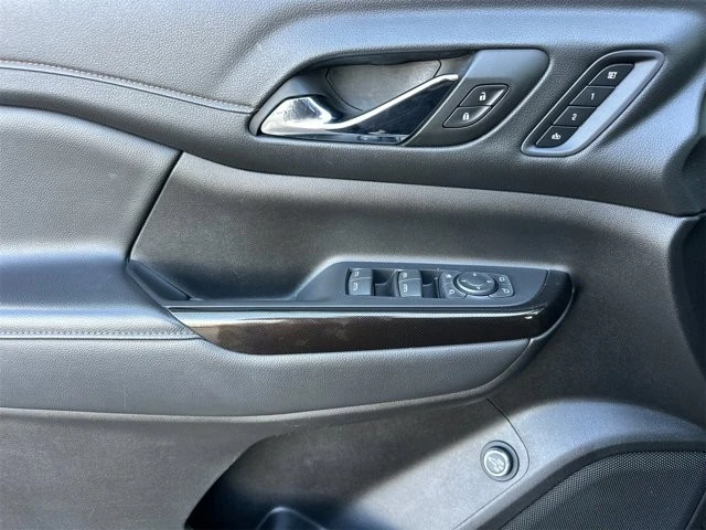 2023 GMC Acadia - Image 11 of 12