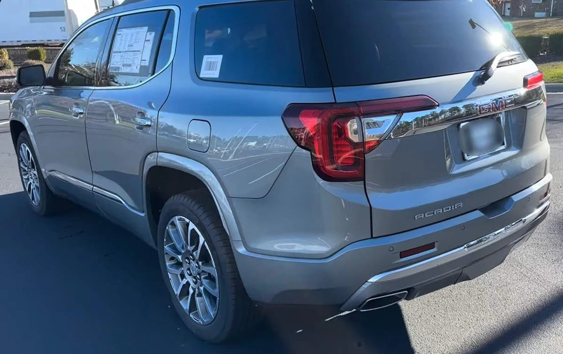 2023 GMC Acadia - Image 9 of 17