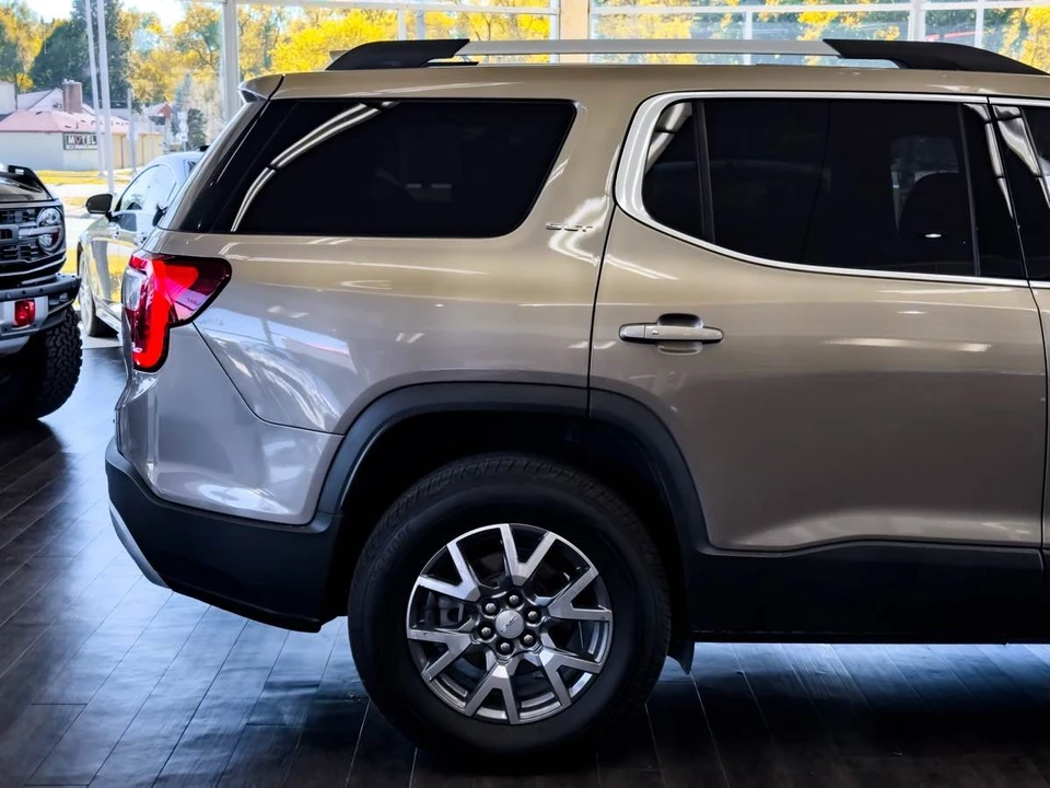 2023 GMC Acadia - Image 15 of 21