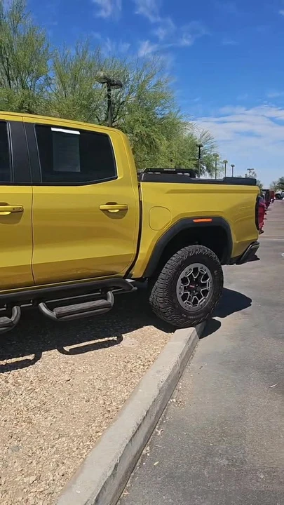 2023 GMC Canyon - Image 2 of 2