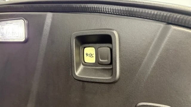 2023 GMC Hummer EV - Image 10 of 20