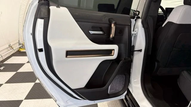 2023 GMC Hummer EV - Image 18 of 20
